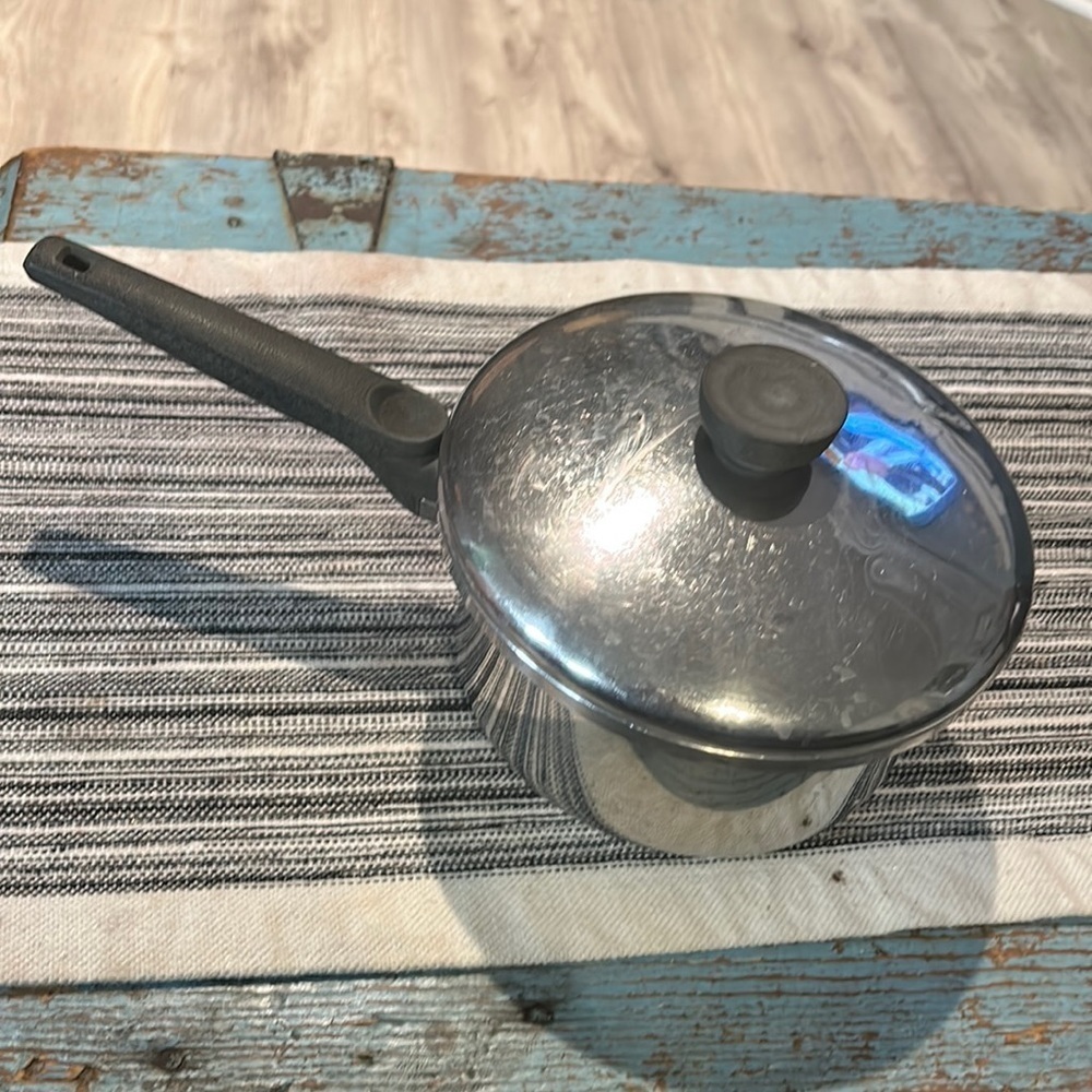 Vintage Echo 2 QT Sauce Pan with lid